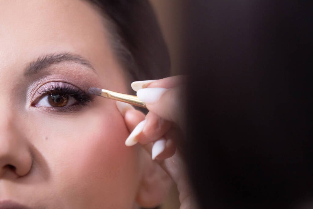 Επαγγελματίας make-up artist σε νυφικό μακιγιάζ